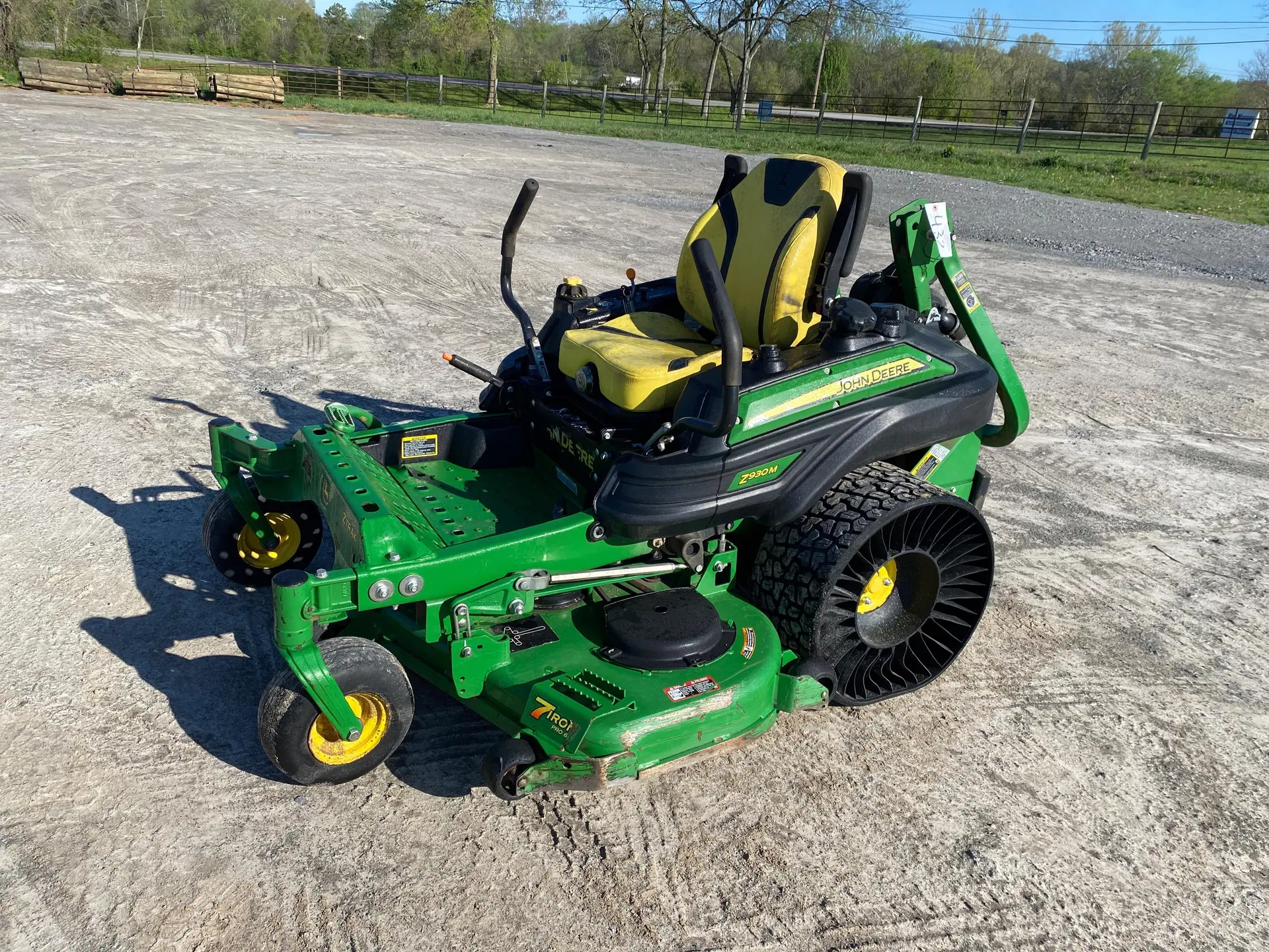 John Deere Z930M Lawn Tractor