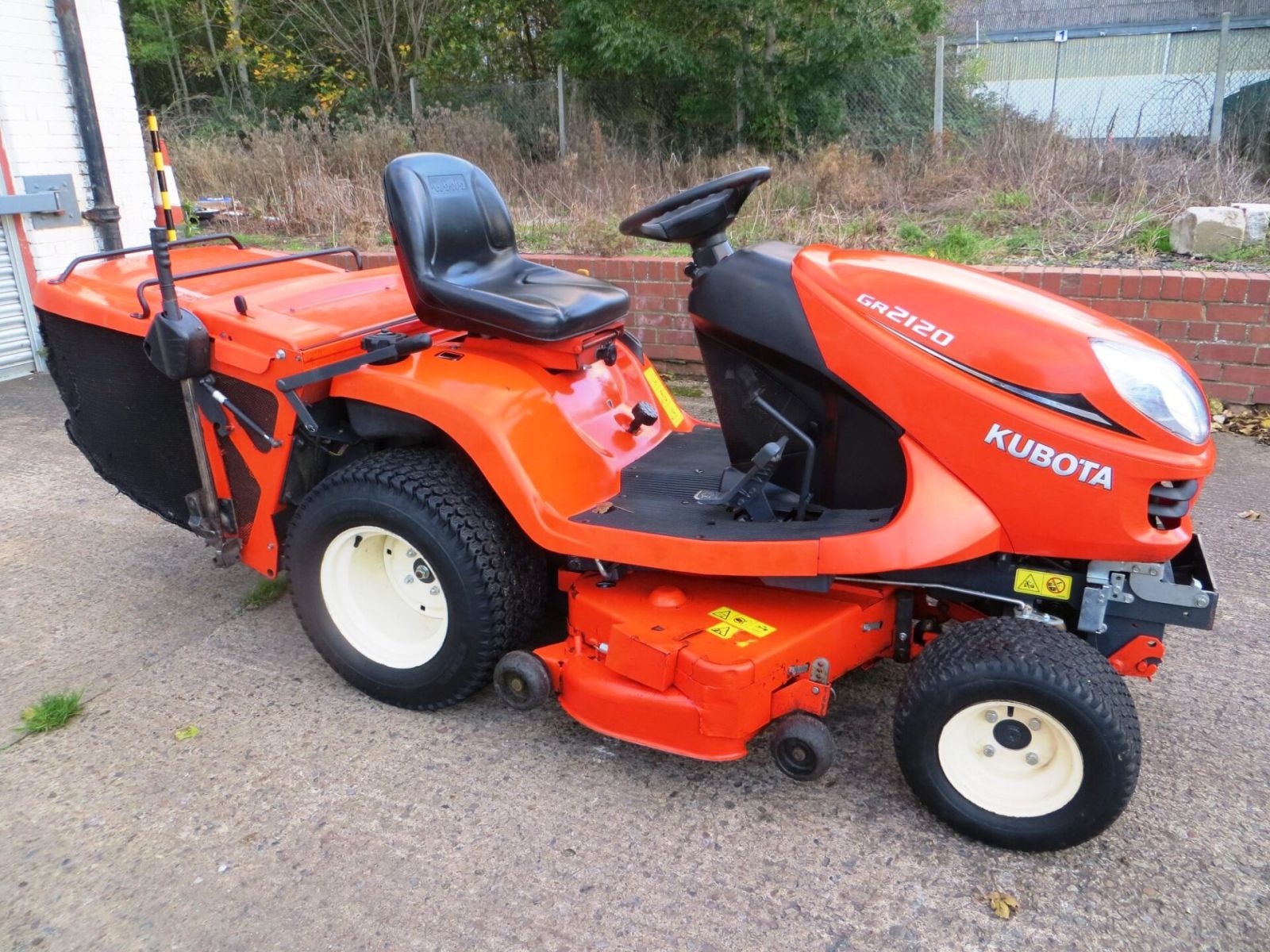 Kubota GR2120 Lawn Tractor