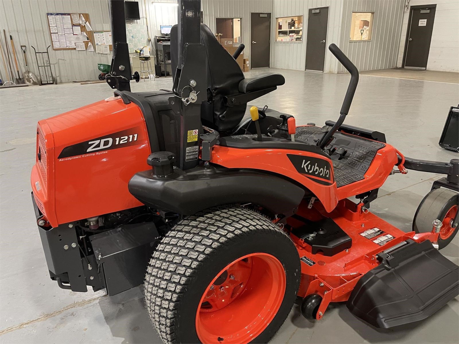 Kubota ZD1611L Lawn Tractor