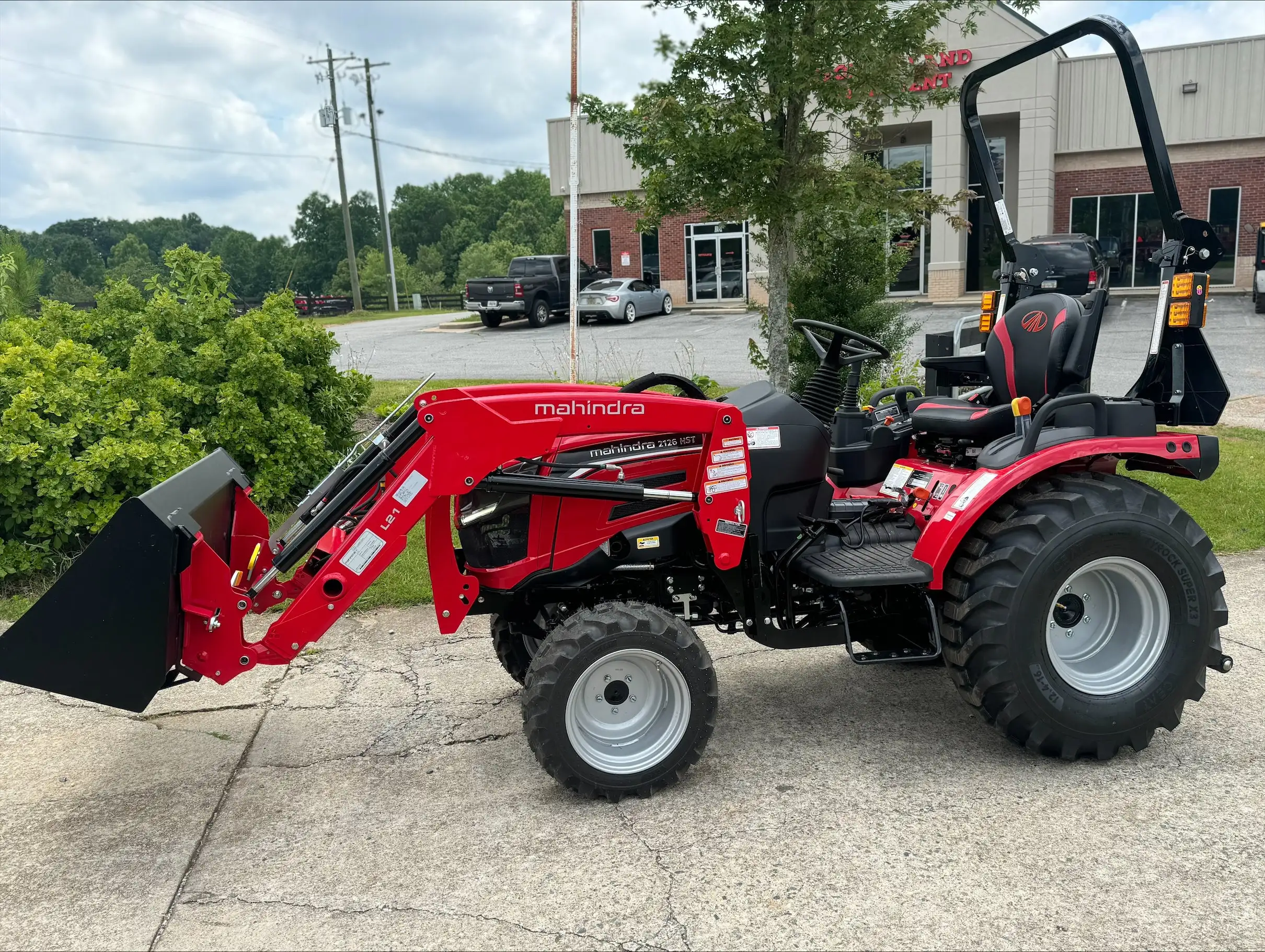 Mahindra 2126 — view 3