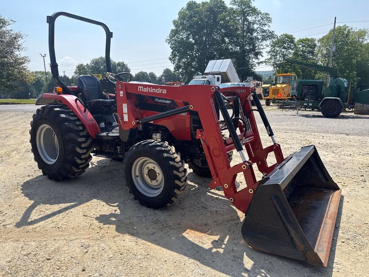 Mahindra 2540 — view 2