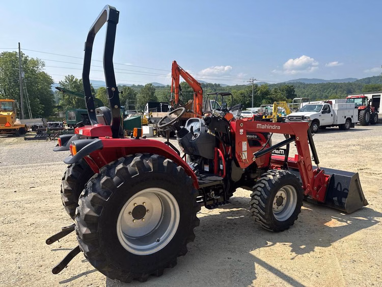Mahindra 2540 — view 3