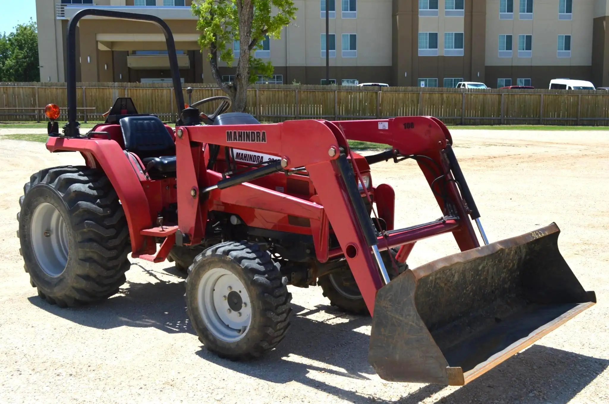 Mahindra 2816 — view 2