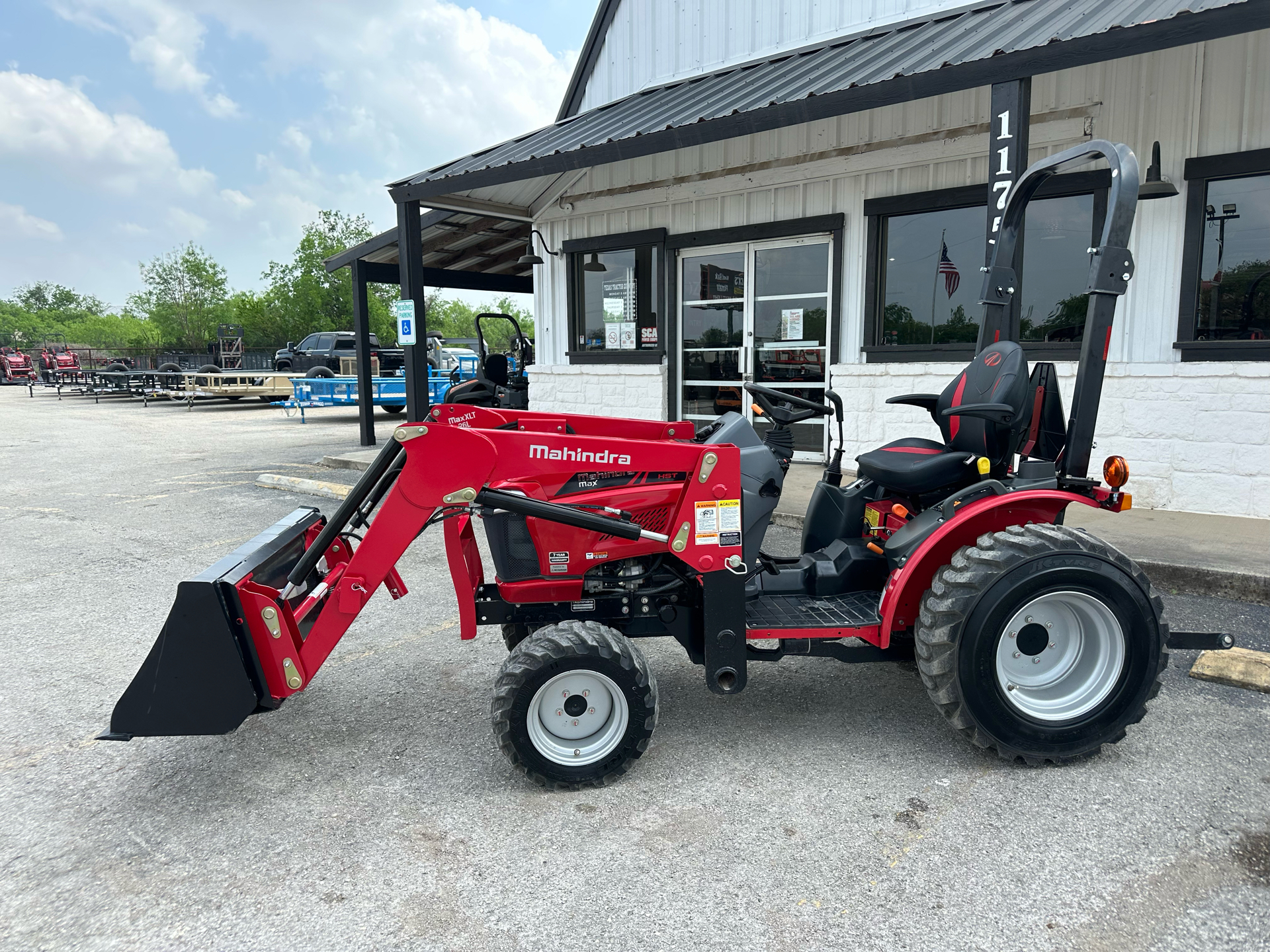 Mahindra Max 26XLT — view 3