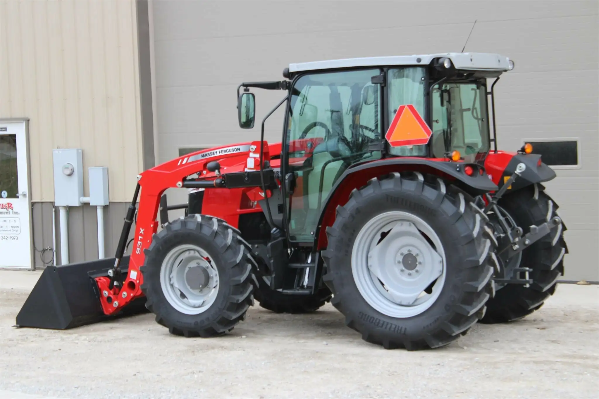 Massey Ferguson 4710 — view 2