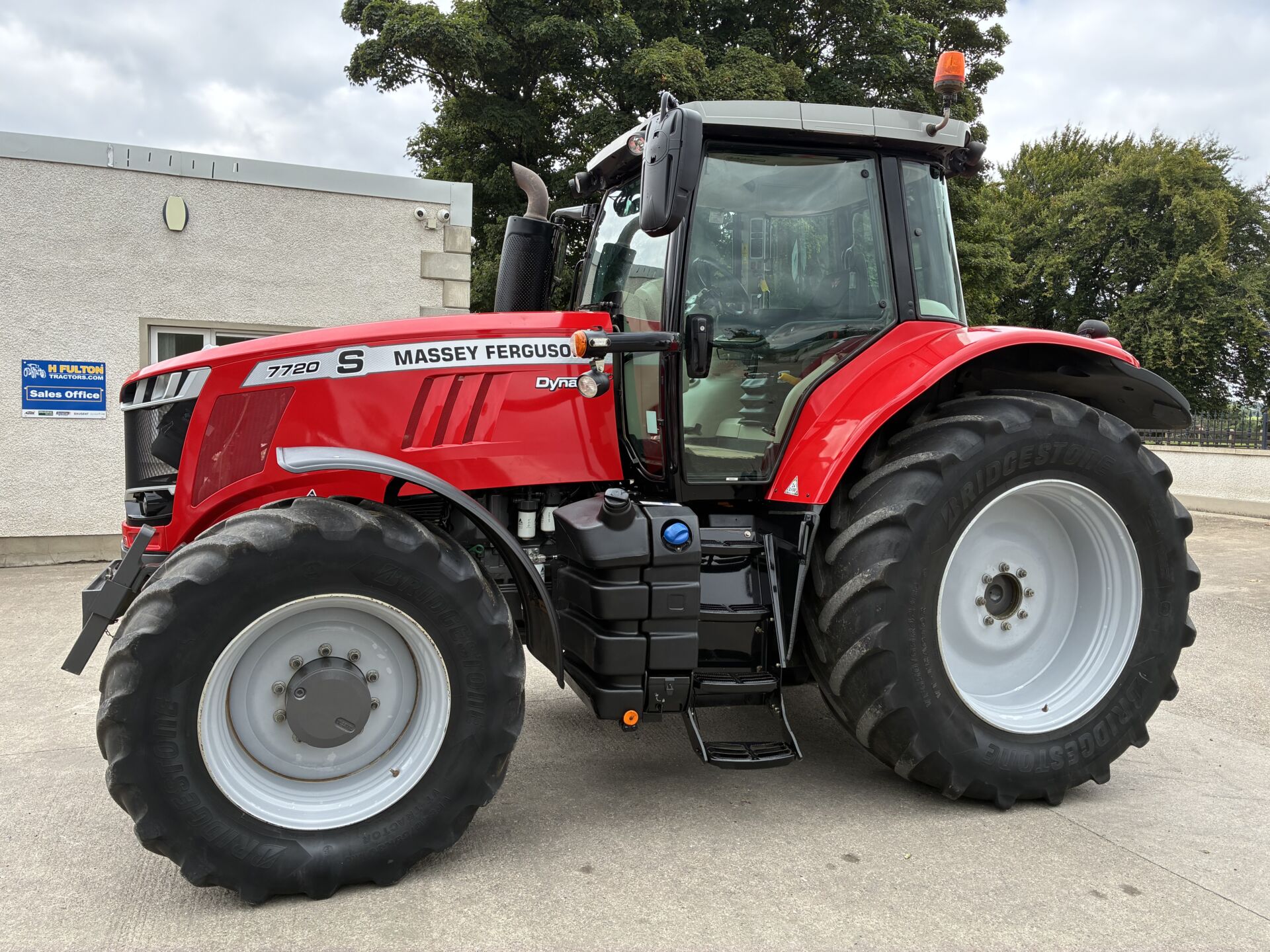 Massey Ferguson 7720S — view 2