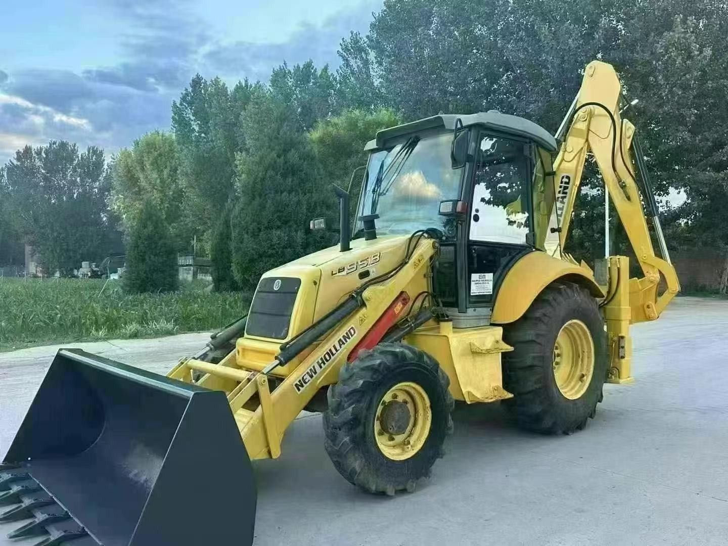New Holland LB95B Backhoe Loader
