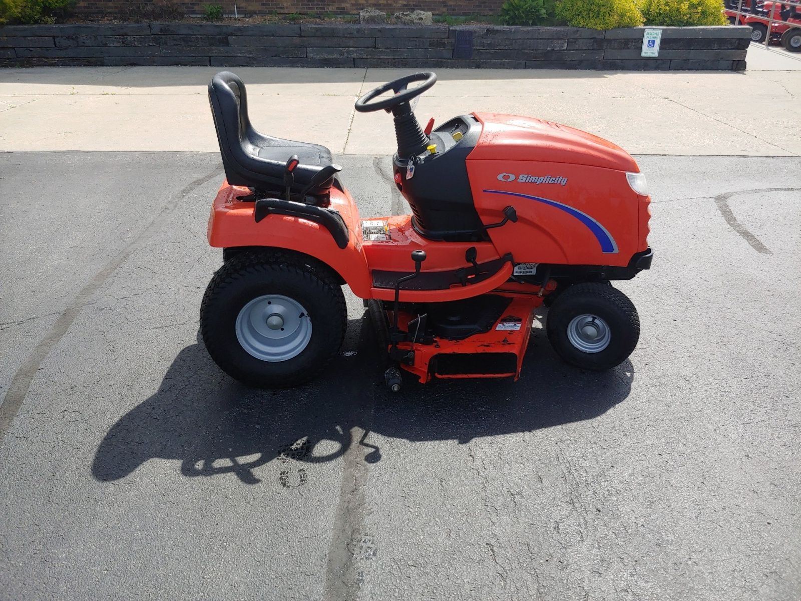 Simplicity Broadmoor 20/44 Lawn Tractor