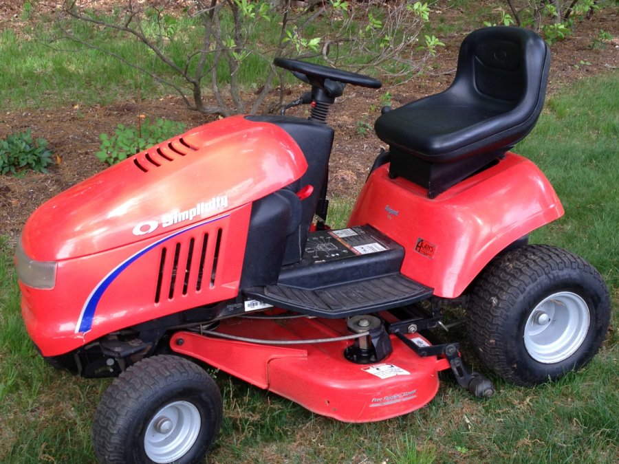 Simplicity Regent 18/38 Lawn Tractor