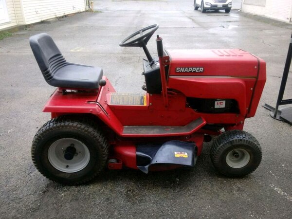 Snapper HYT18 Lawn Tractor