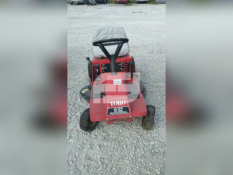Toro LT 8-32 Mulcher 57380 Lawn Tractor