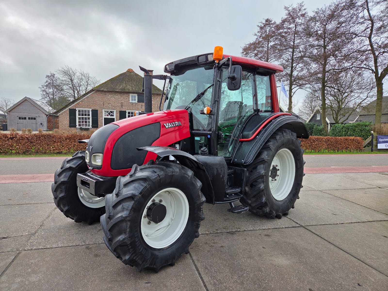Valtra N82 — view 3