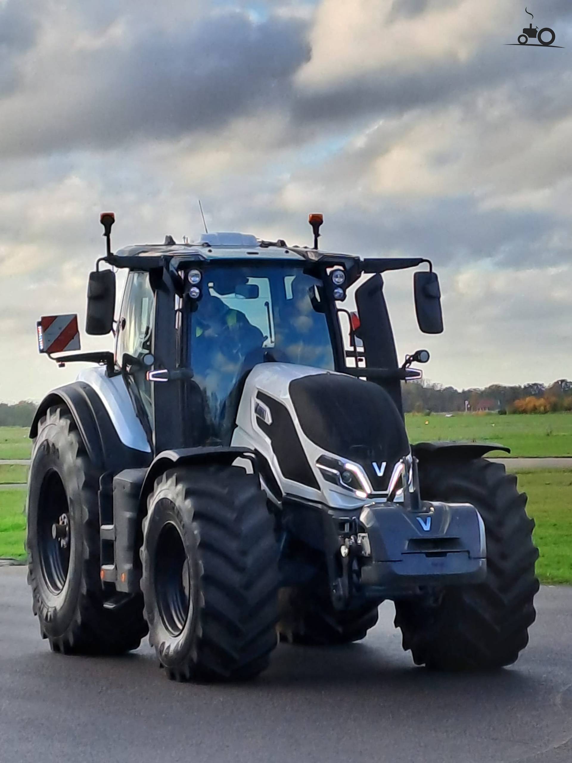Valtra Q285 — view 2