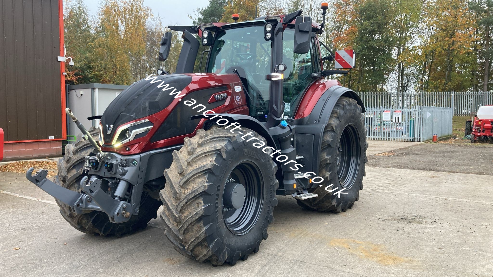 Valtra Q305 — view 2