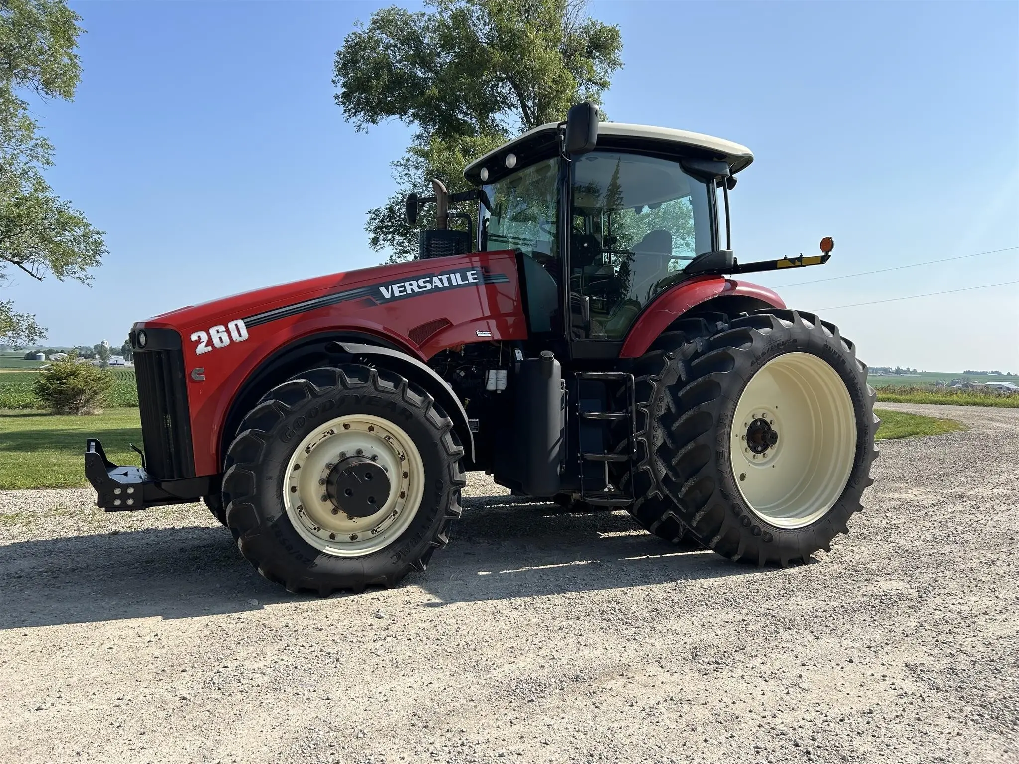 Versatile 260 — view 2