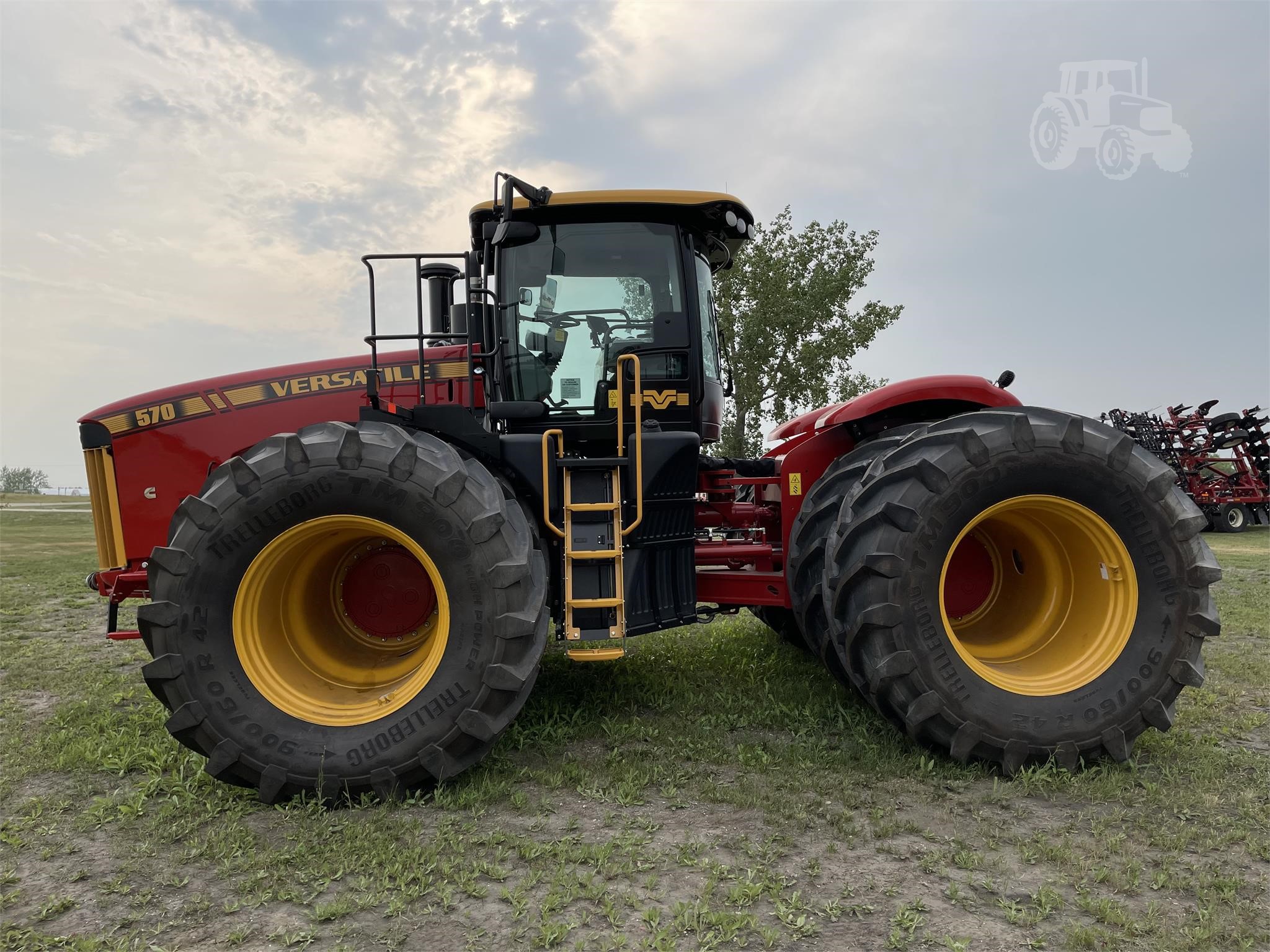 Versatile 570 — view 2
