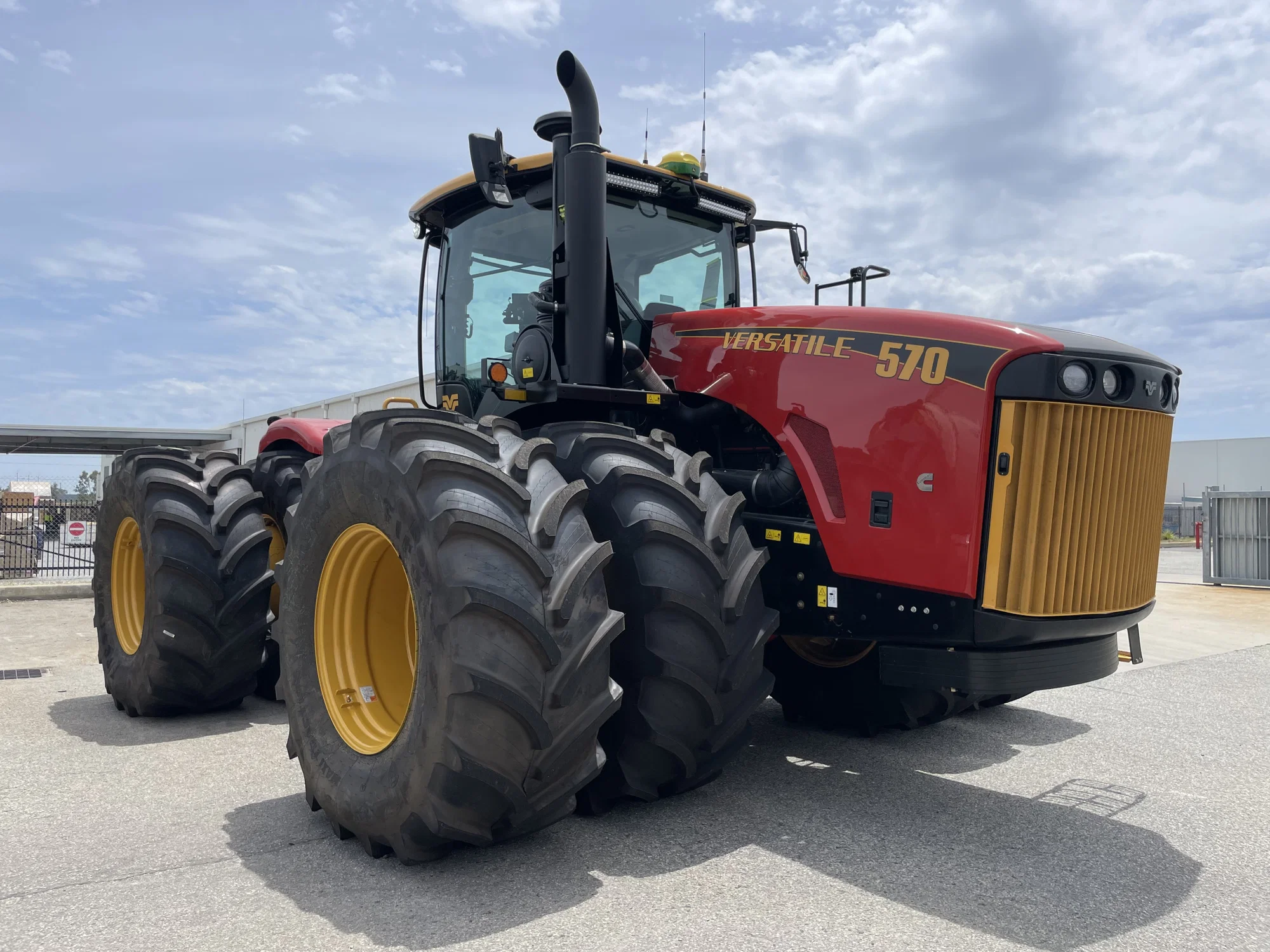 Versatile 570 — view 3