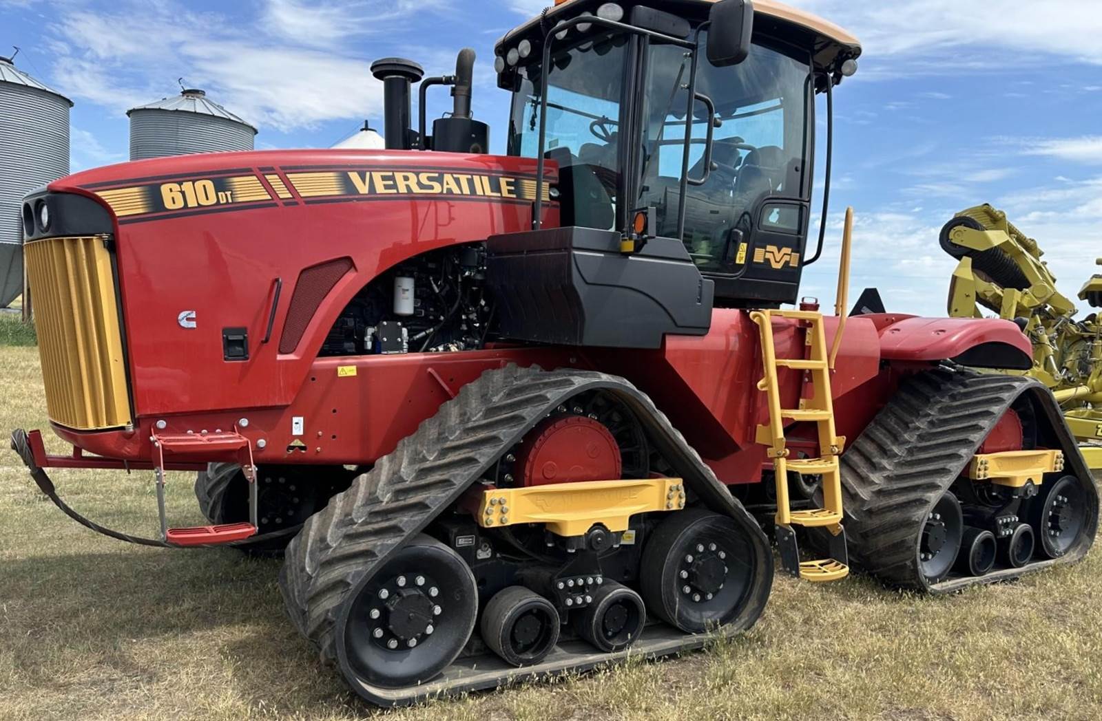 Versatile 610 — view 3