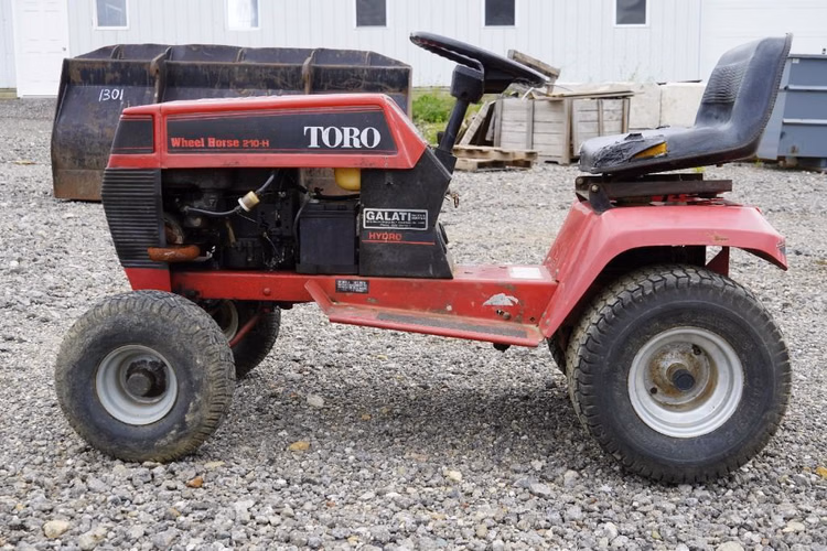 Wheel Horse 210-4 Lawn Tractor