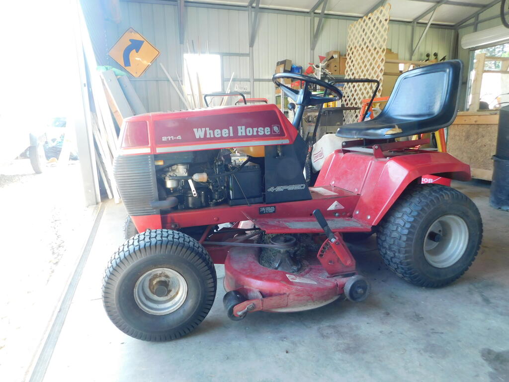 Wheel Horse 211-4 Lawn Tractor