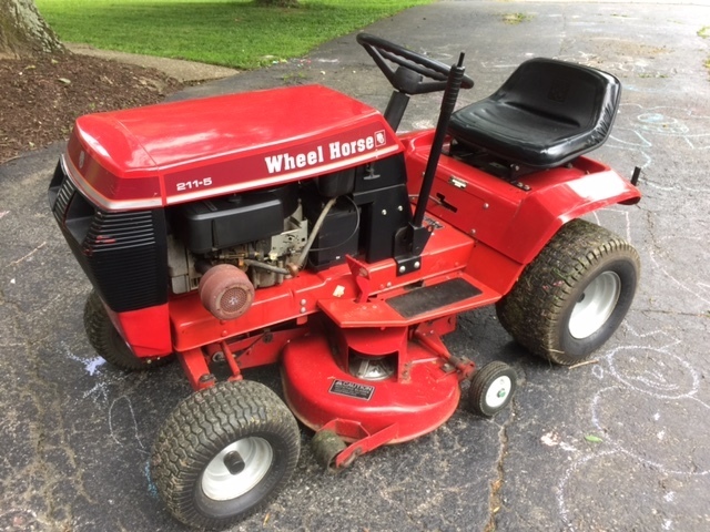 Wheel Horse 211-5 Lawn Tractor