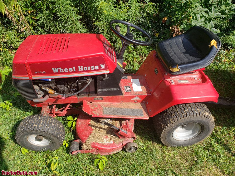 Wheel Horse 211-6 Lawn Tractor