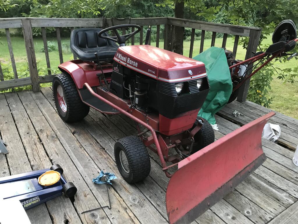 Wheel Horse 211-A Lawn Tractor