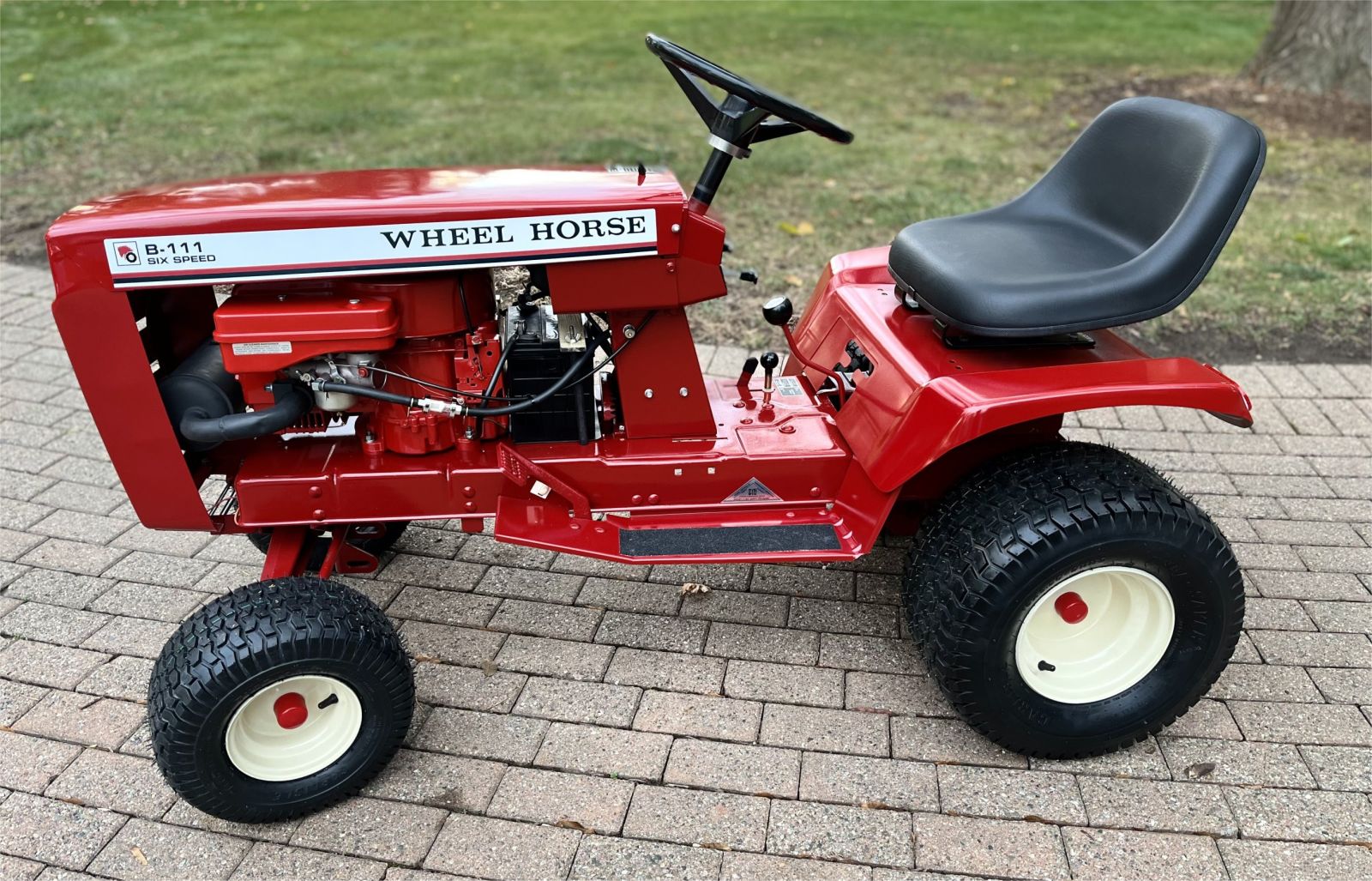 Wheel Horse B-111 Lawn Tractor