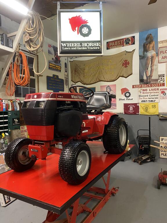 Wheel Horse B-82 Lawn Tractor