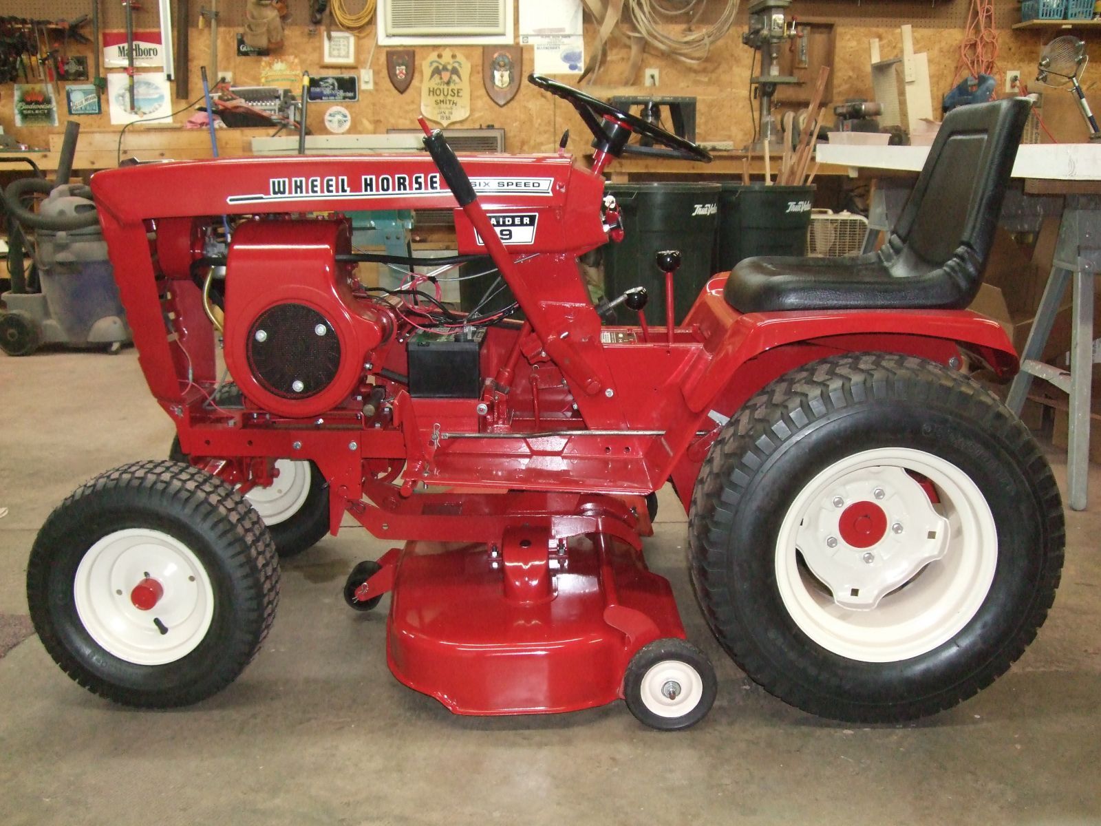 Wheel Horse Raider 9 Lawn Tractor
