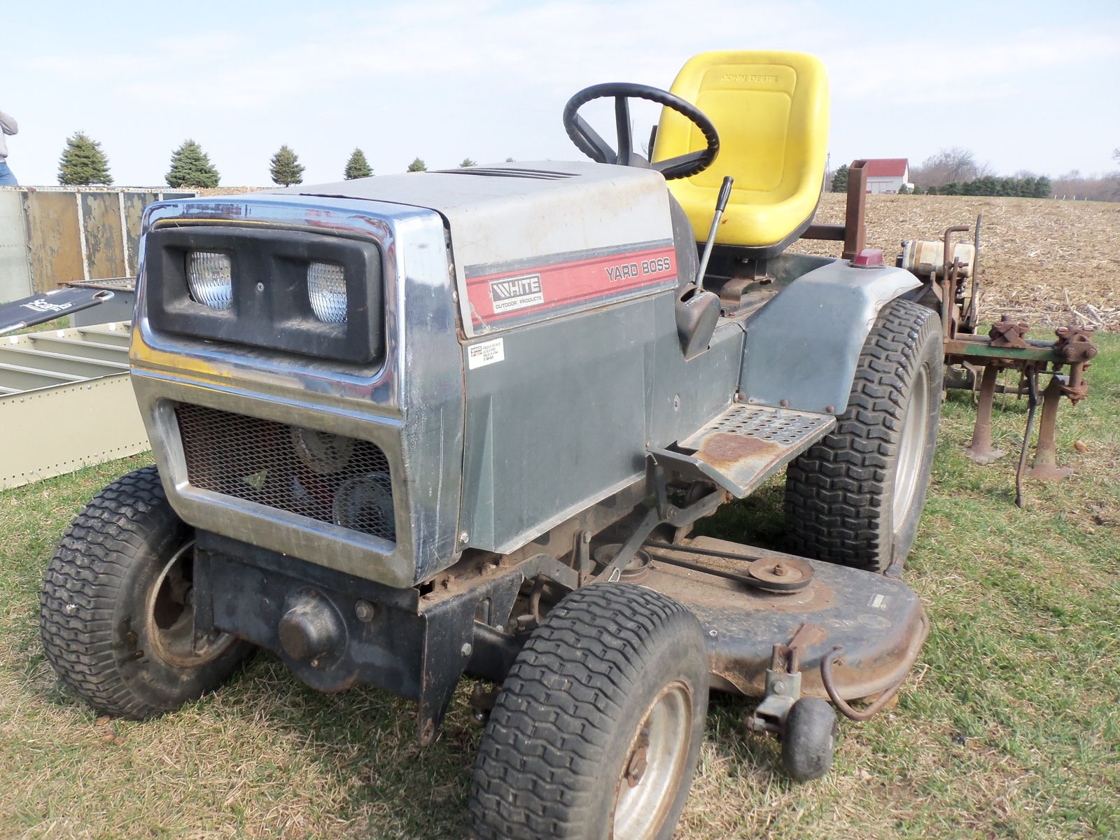White FR-18C Turf Boss Lawn Tractor