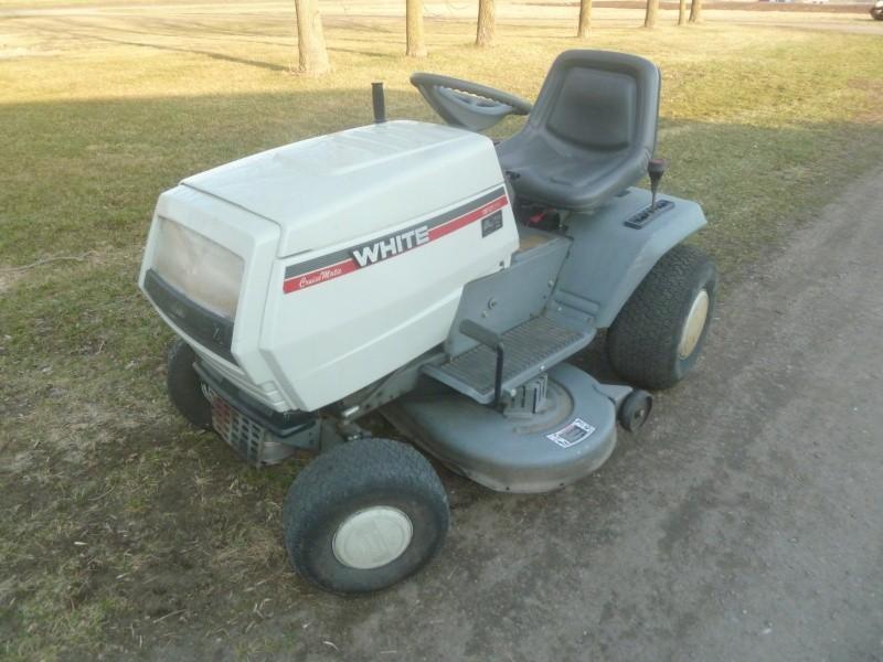 White FST-16 Lawn Tractor