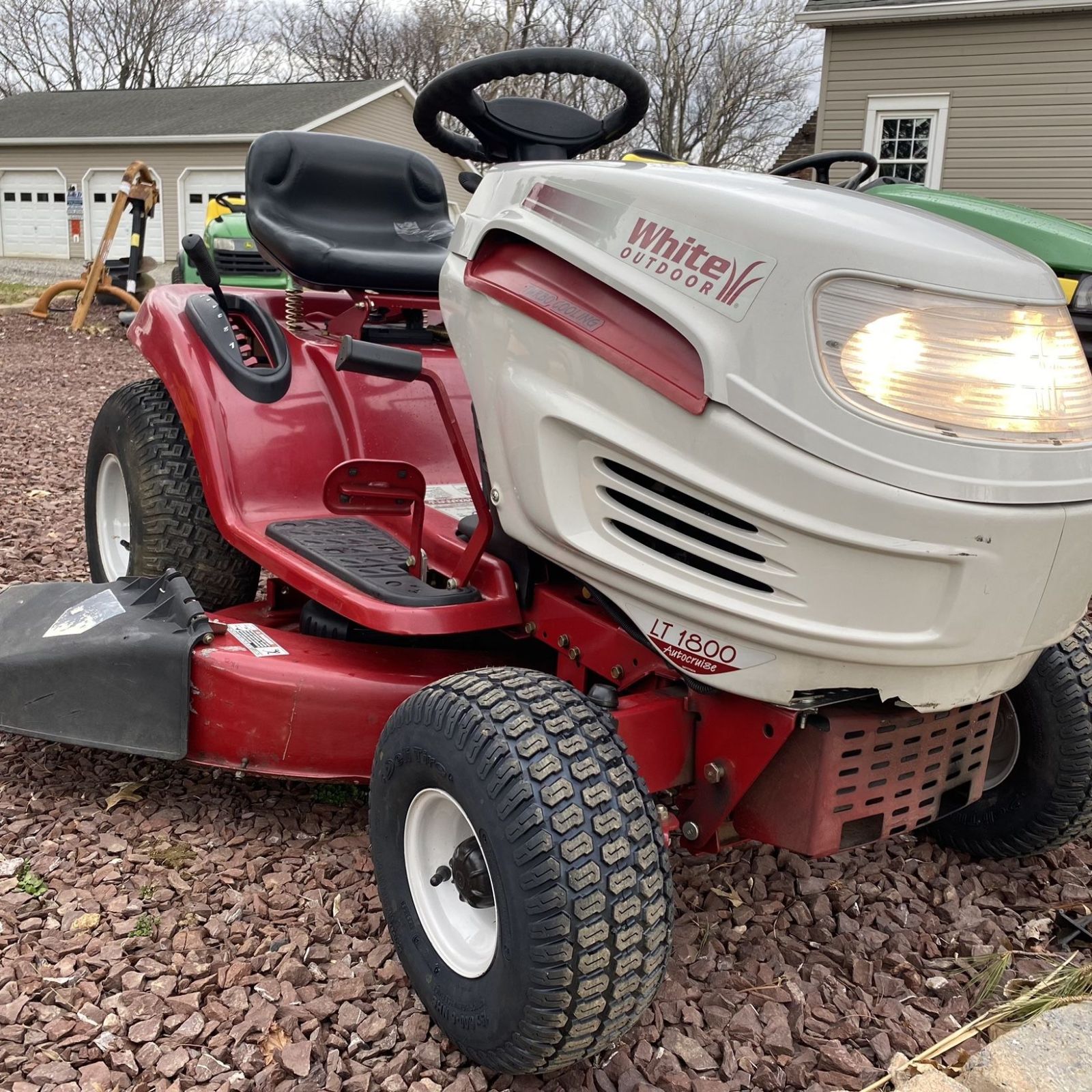 White LT 1800 Lawn Tractor