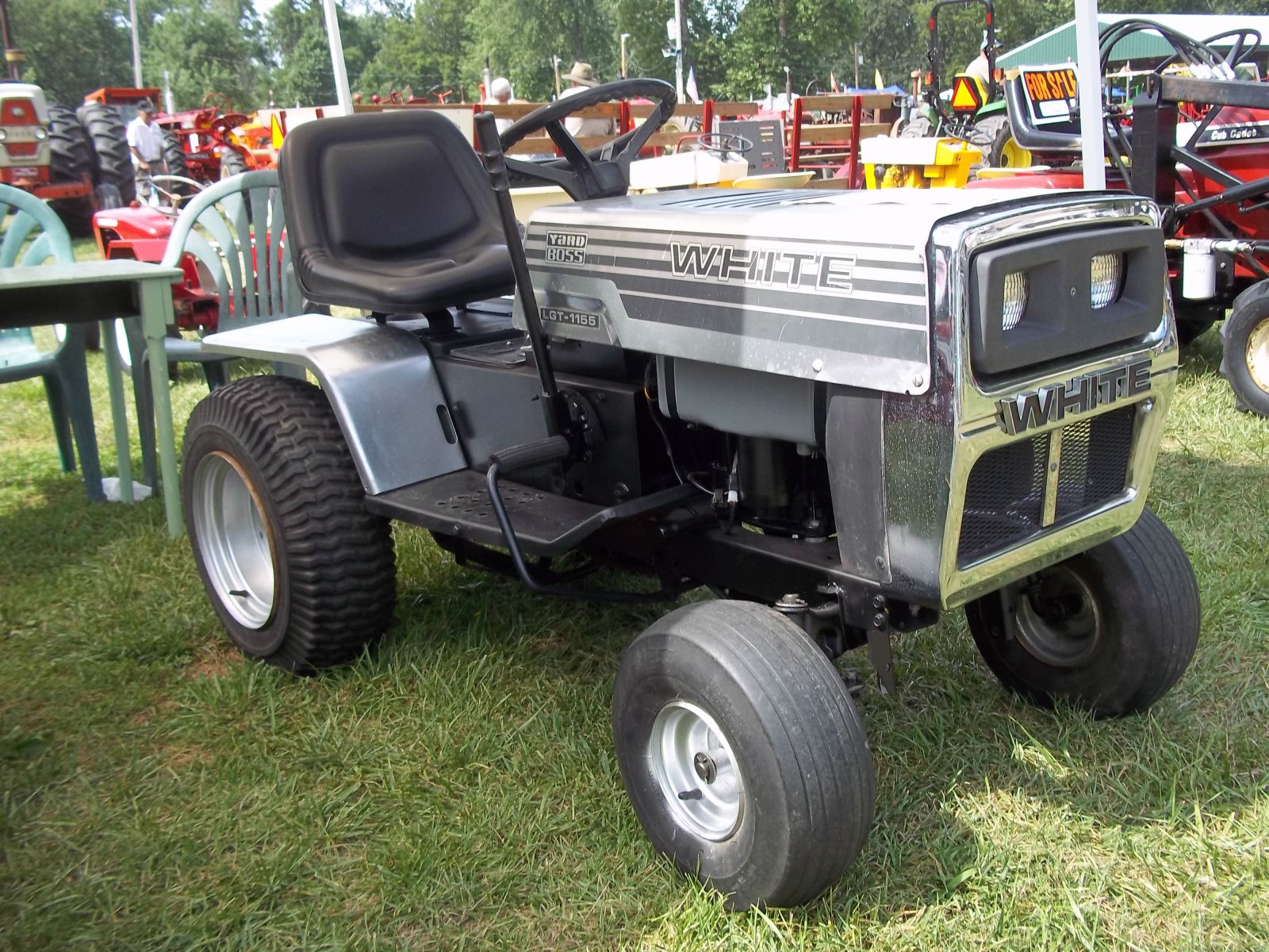 White Yard Boss GT-1050 Lawn Tractor