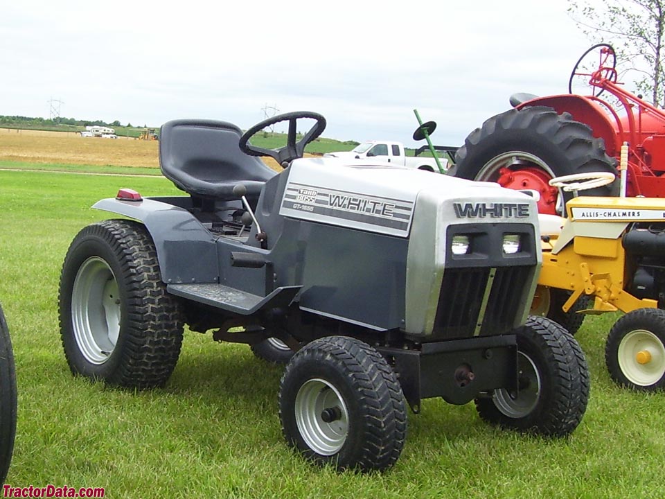 White Yard Boss GT-1845 Lawn Tractor