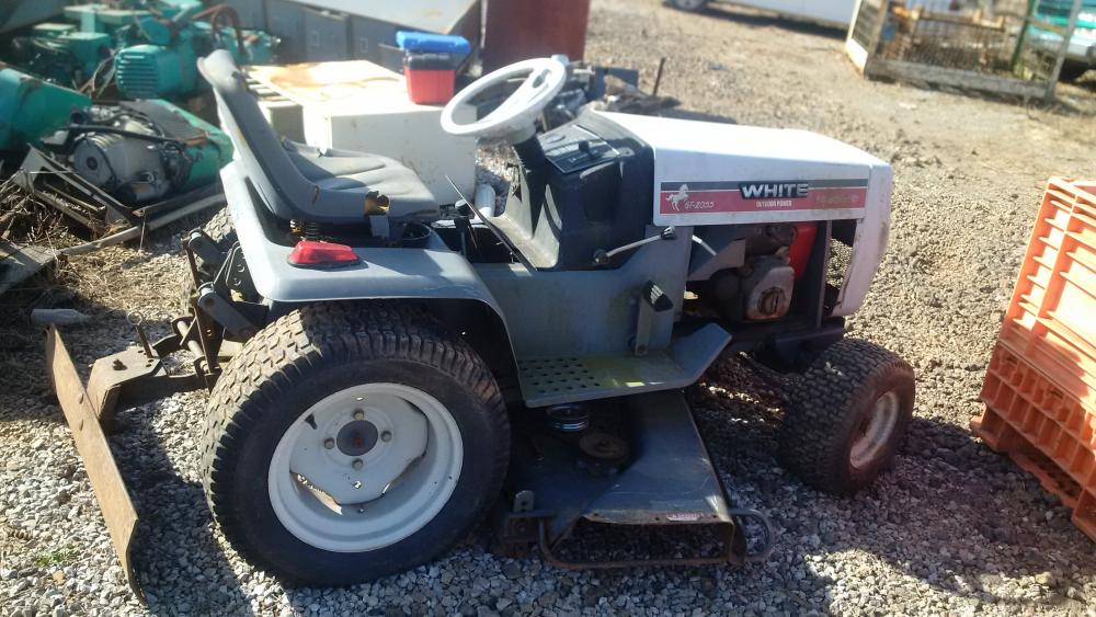 White Yard Boss GT-2055 Lawn Tractor