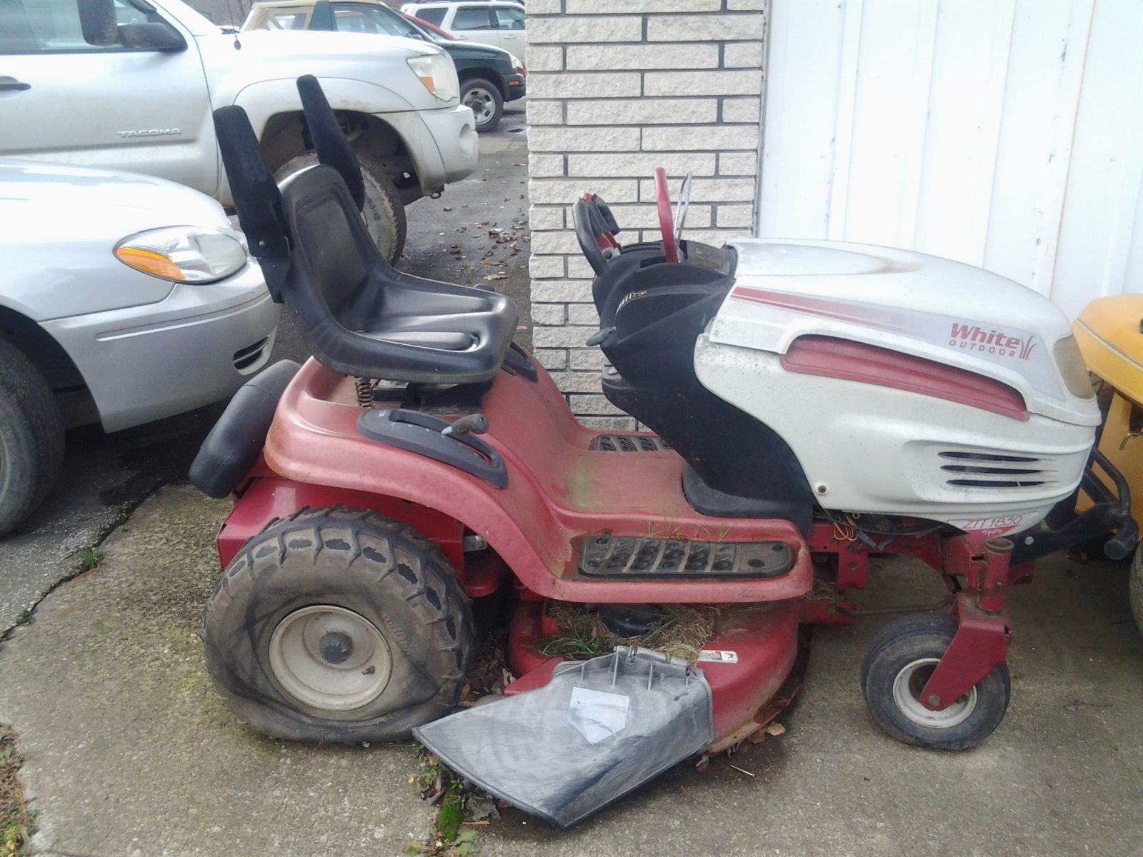 White ZTT 1850 Lawn Tractor