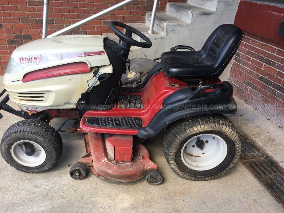White ZTT 2150 Lawn Tractor